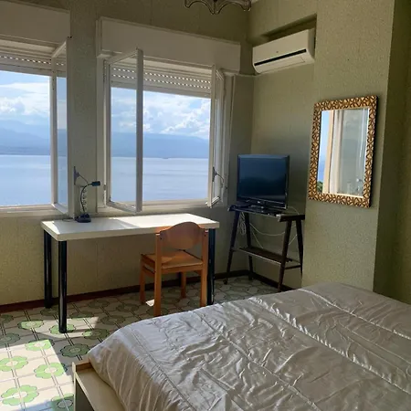 Sullo Stretto Apartment